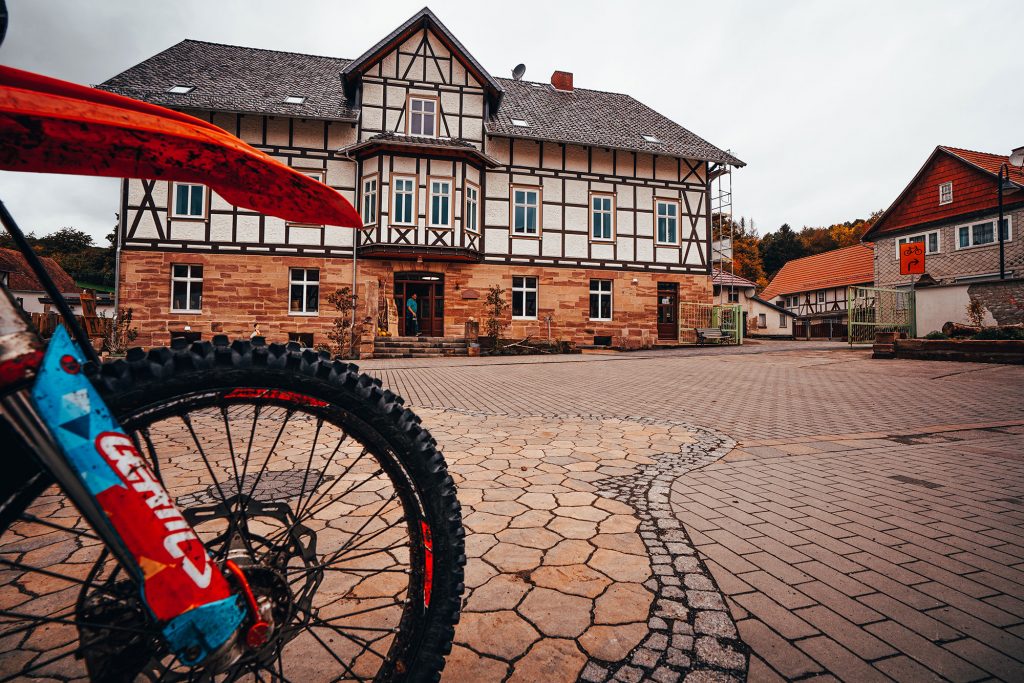 Außenansicht Gutshof Vogt Großtöpfer mit Motorrad im Vordergrund