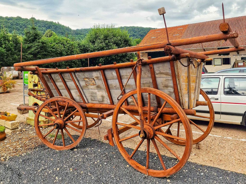 Dekoelemente im Garten des Gutshofs Vogt Großtöpfer
