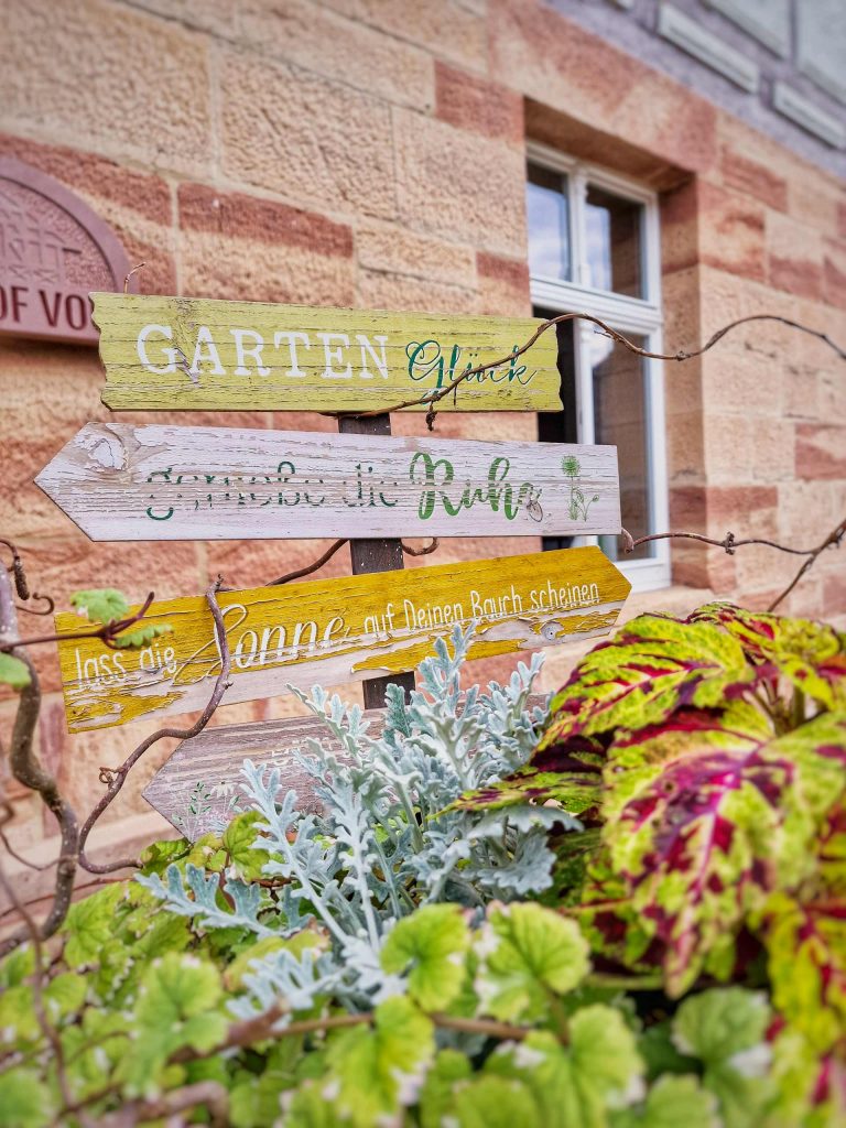 Dekoelemente im Garten des Gutshofs Vogt Großtöpfer