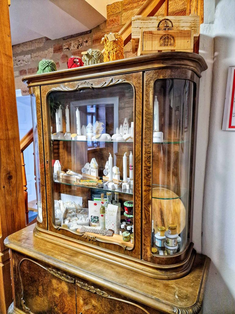 Restauriertes Möbelstück im Gutshof Vogt Großtöpfer