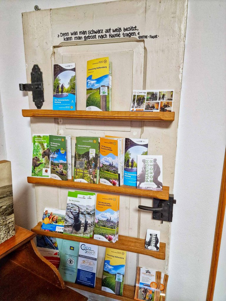 Dekoratives Regal im Gutshof Vogt Großtöpfer