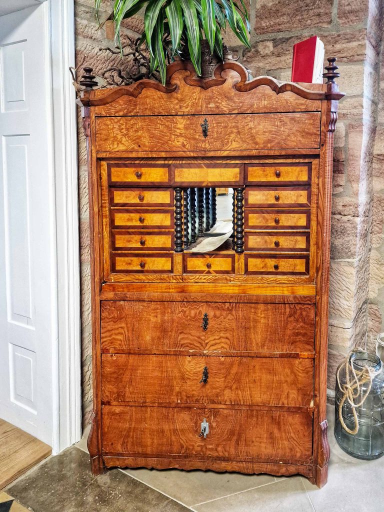 Restaurierter Schrank im Gutshof Vogt Großtöpfer