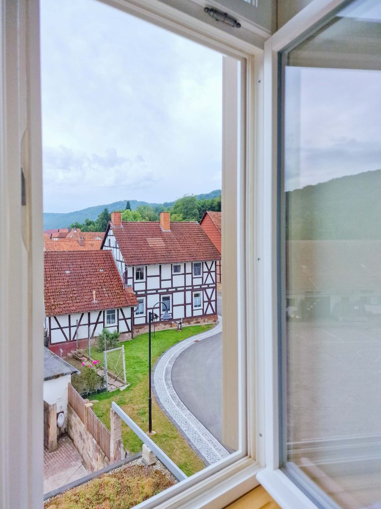 Aussicht aus dem Fenster im Herbergszimmer Gutshof Vogt Großtöpfer