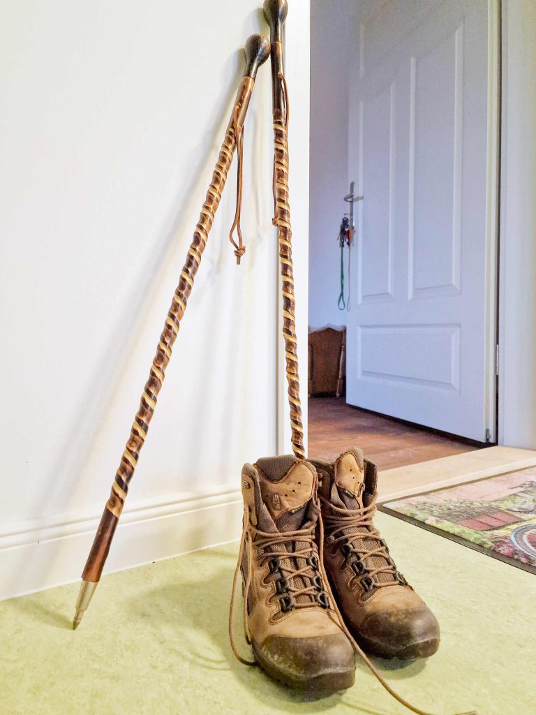 Wanderstock und Schuhe im Herbergszimmer Gutshof Vogt Großtöpfer