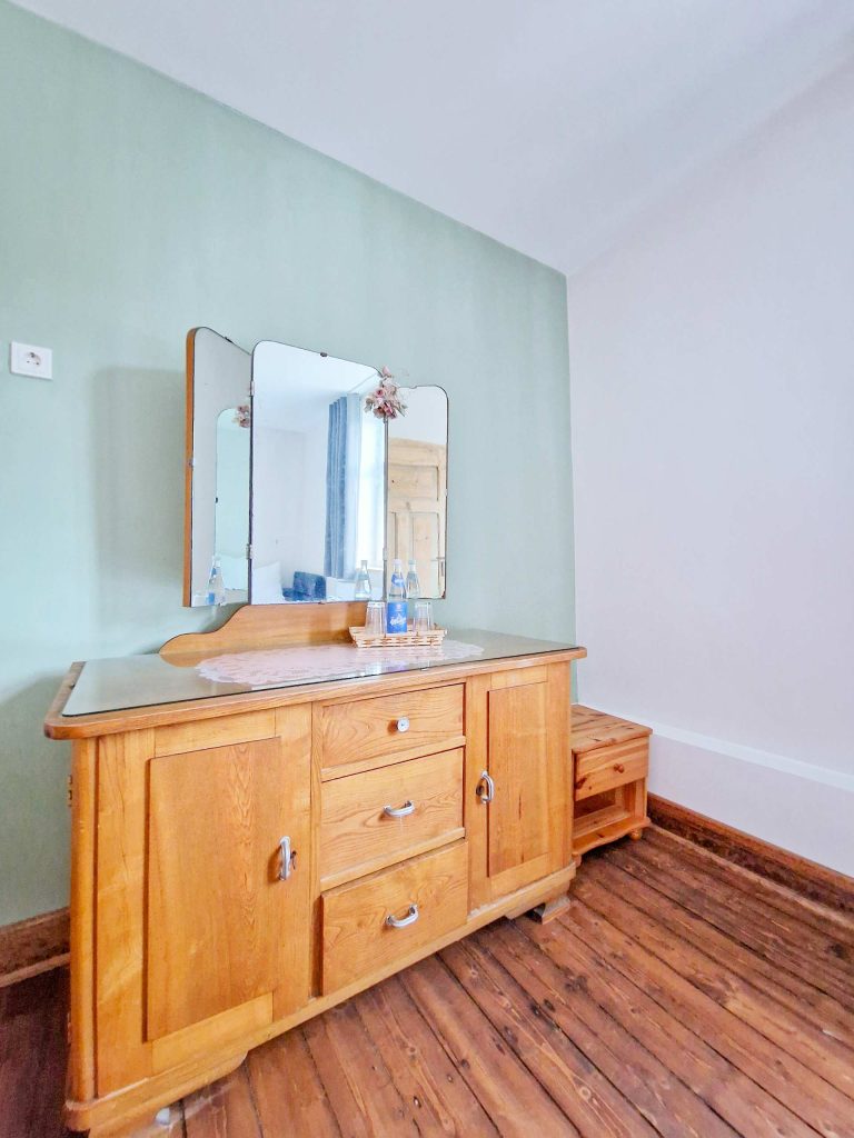 Frisierkommode mit Spiegel im Herbergszimmer Gutshof Vogt Großtöpfer